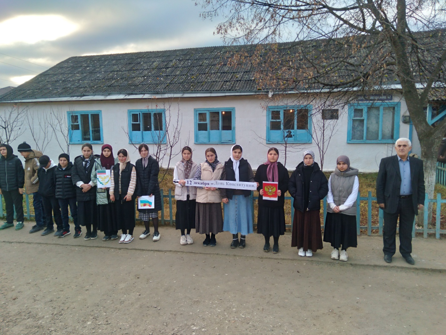 11. 12. 2023 год. МКОУ «Хурикская СОШ им. Р. Гасанова». Общешкольная линейка, посвящённая Дню Конституции РФ. 11. 12. 2023 год. МКОУ «Хурикская СОШ им. Р. Гасанова». Общешкольная линейка, посвящённая Дню Конституции РФ.